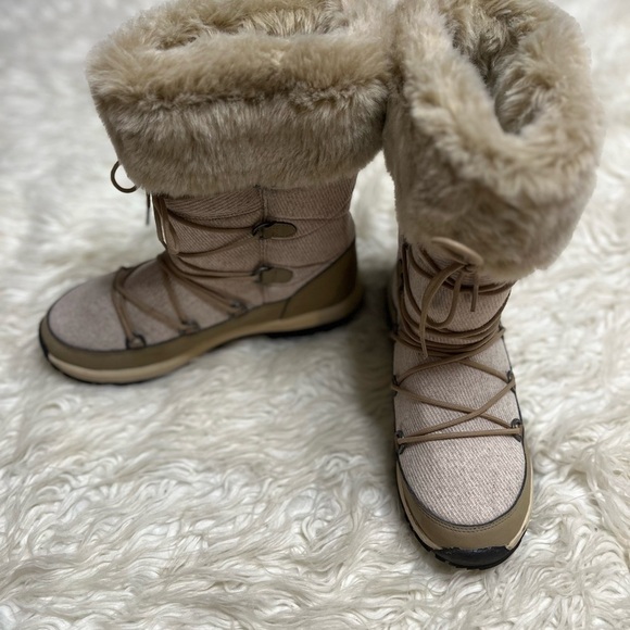 Bearclaw Shoes - Bearclaw 1932W Leslie Women’s Tan Faux Fir Winter Boots. Size 9